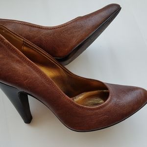 BCBG ROUND toe brown pumps